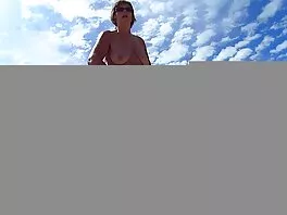 Сладка блондинка домашно секс видео на колене смуче петел на открито
