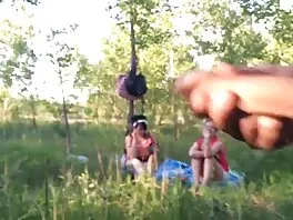Грудаста блондинка търка хуй с цици порно с рускини