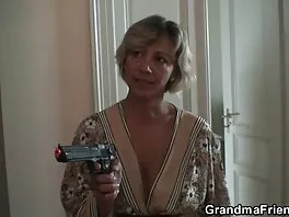 Русалка MILF Чери home porno Девил дразни и събличай