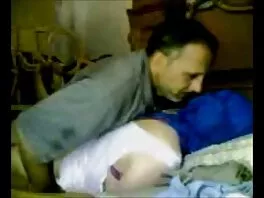 Изчукана брюнетка обича да носи еротично облекло порно с рускини