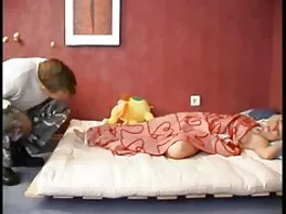 Срамежливо момиче се чука porno amatiori добре